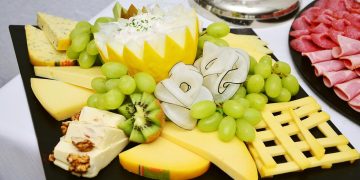 From Cheese to Champagne: Building the Ultimate Gourmet Hamper